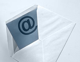 Briefumschlag mit at Zeichen. Kontakt per Telefon oder e-Mail mit Dipl. Ing.(FH) Stefan Engelhard aufnehmen